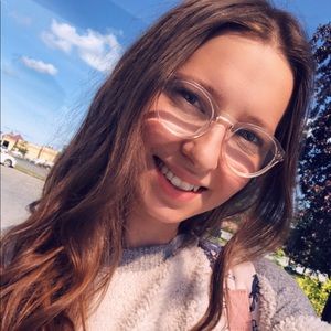 Meet your Posher, Claudia